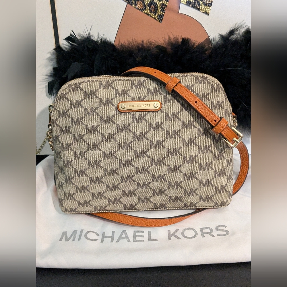 Michael Kors Cindy Saffiano Leather Dome Satchel Crossbody Bag & DUST BAG - Picture 2 of 15